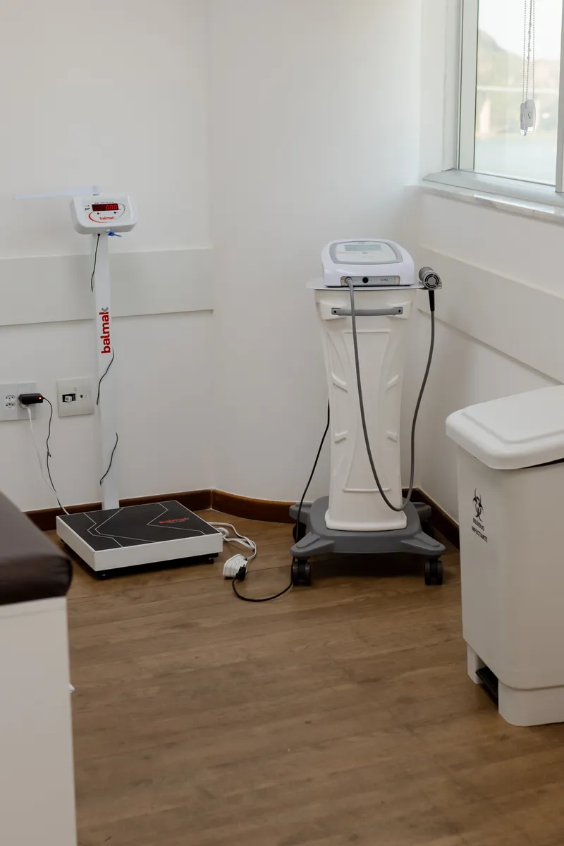 Homem em consulta médica reservada — avaliação de doença de Peyronie na FORMAN Medicina