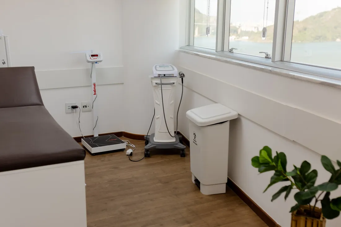 Sala de procedimentos da FORMAN Medicina, com maca e equipamentos